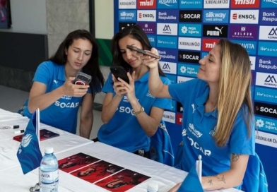 Millinin futbolçuları azarkeşlərlə görüşdülər