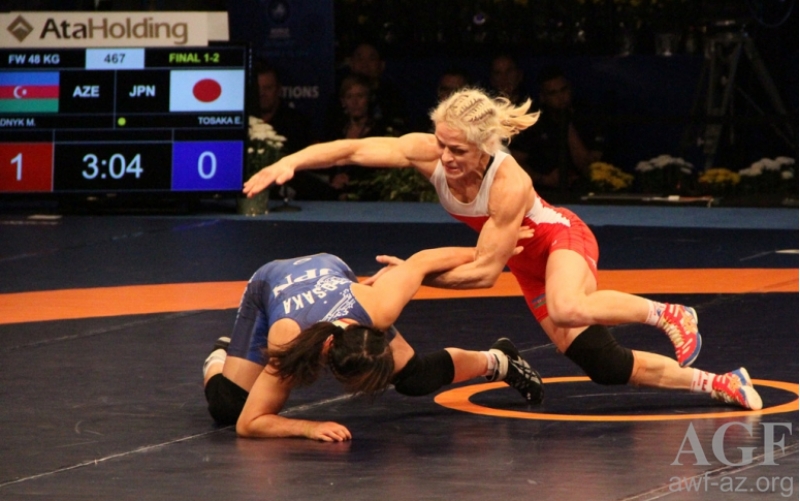 qadin-guleshchilerimiz-movqelerini-qorudu