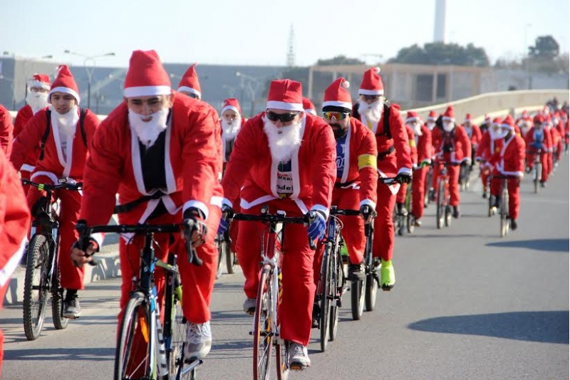 santa-klauslar-baki-kuchelerinde-velosiped-surduler