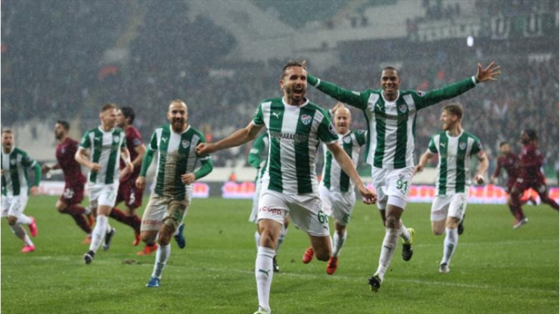 qalatasaray-qalib-geldi-beshiktashin-oyunu-texire-salindi