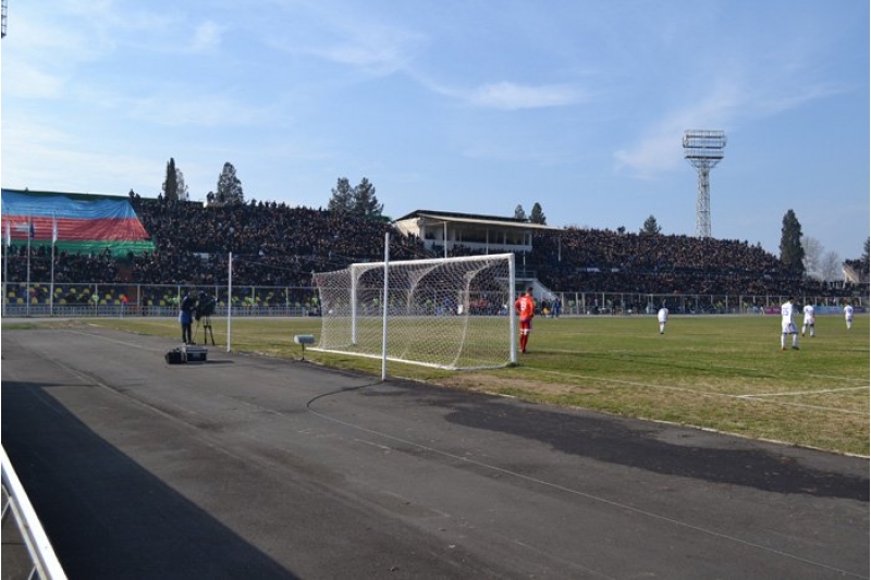 gence-sheher-stadionunda-yeni-projektorlar-qurashdirilacaq