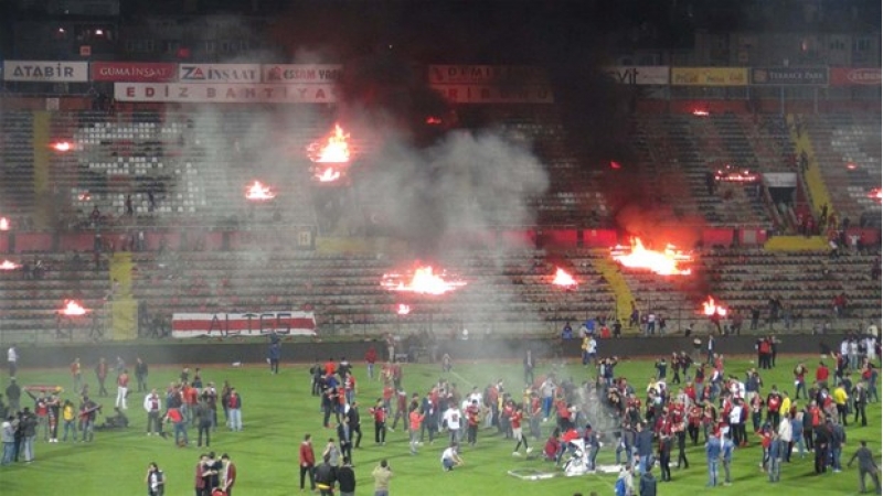 azarkeshler-stadionu-yandirdi