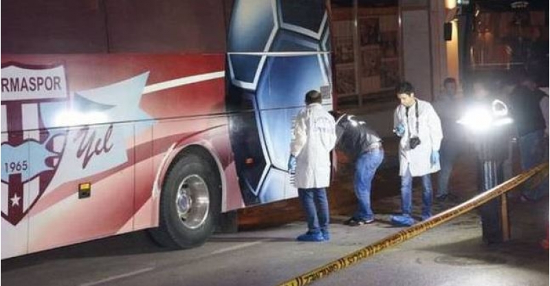 turkiyede-futbol-klubunun-avtobusuna-silahli-hucum
