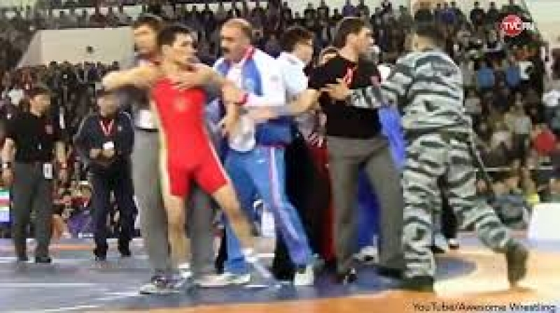 -rusiya-guleshinde-novbeti-qalmaqal-kutlevi-davaya-gore-chempionat-dayandirildi