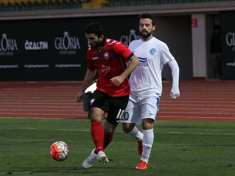 qebele-daha-bir-futbolchu-ile-yollarini-ayirdi
