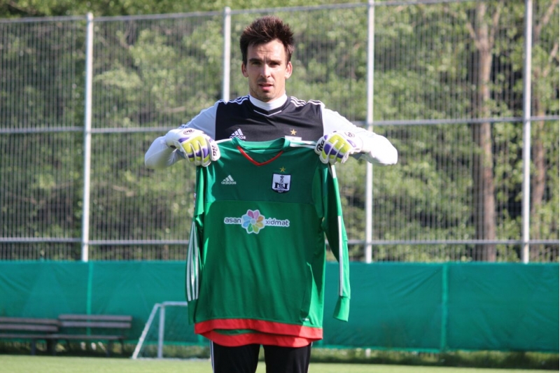 neftchi-xorvatiyali-qapichi-ile-razilashdi