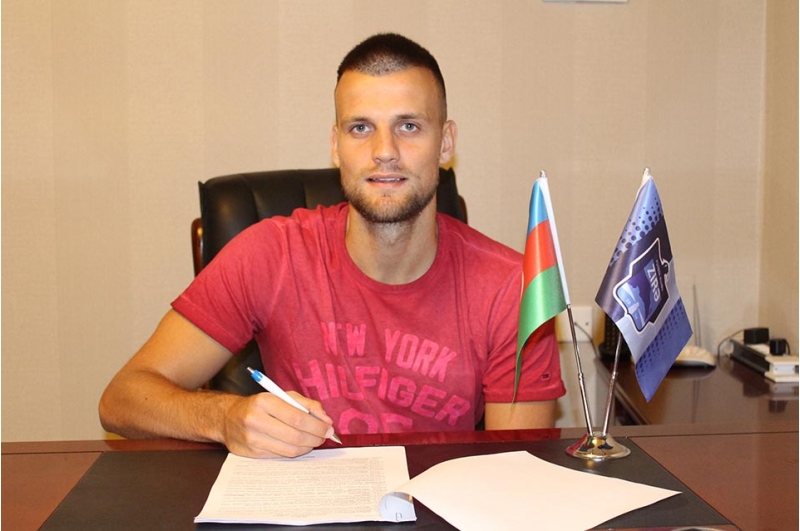 zire-serbiyali-futbolchu-ile-2-illik-muqavile-bagladi