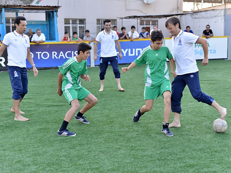 milli-komanda-mehelle-futbolu-oynadi