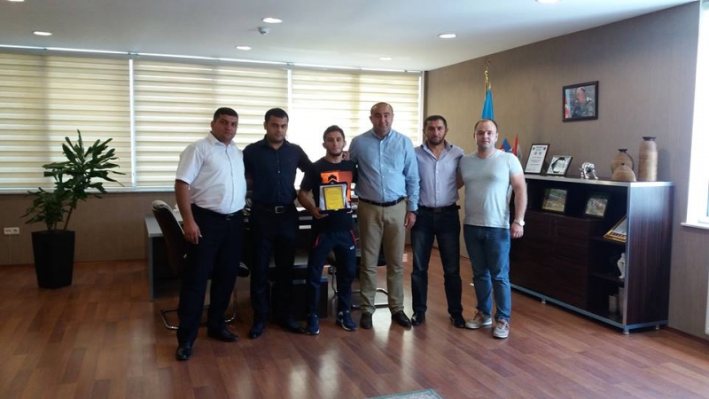 avey-ik-daha-bir-idmanchini-qelebe-munasibeti-ile-tebrik-edib