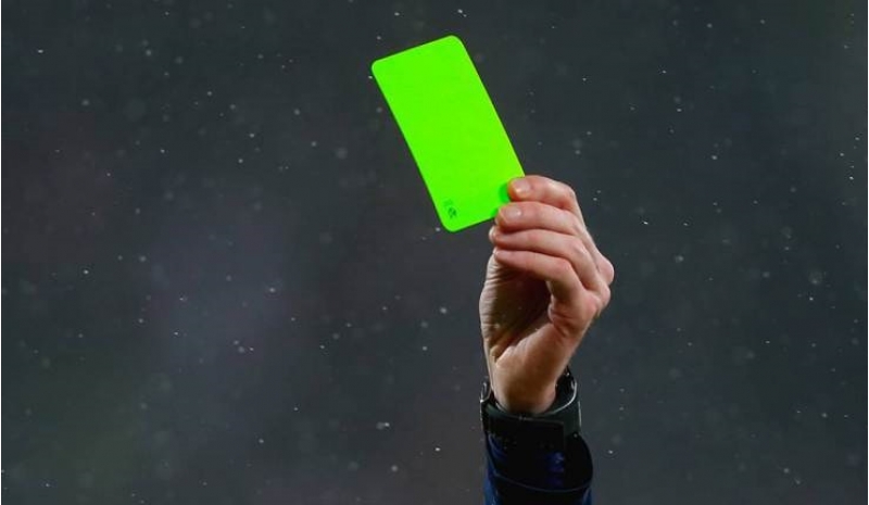 futbolda-ilk-defe-yashil-vereqeden-istifade-olundu