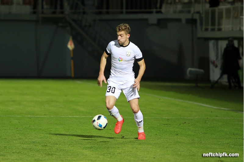 neftchi-xorvatiyali-futbolchu-ile-yollarini-ayridi