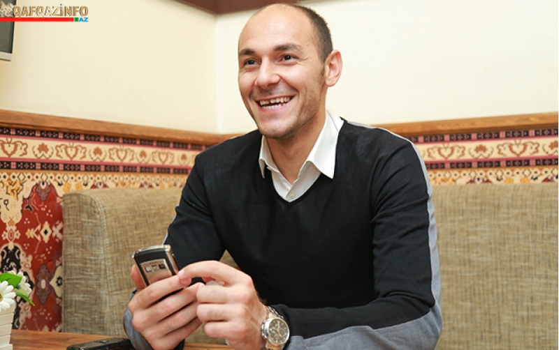 kamran-agayev-normal-qadin-ichkili-veziyyetde-bardan-chixmaz