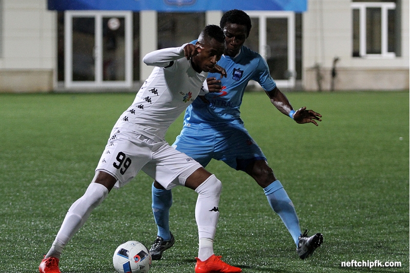 neftchi-daha-bir-legionerle-yollarini-ayirdi