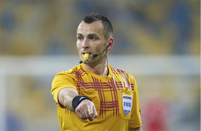 qarabag-sabiq-futbolchusunu-meydandan-qovan-hakimle-uz-uze