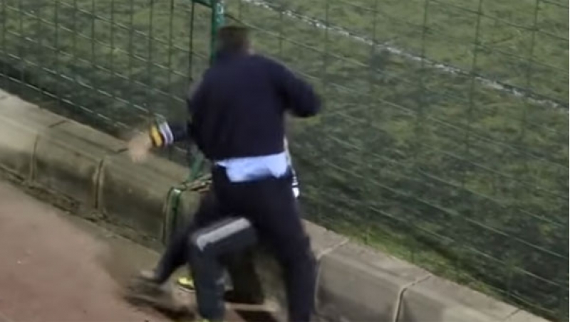 futbolchunun-atasi-klub-resmisini-doydu