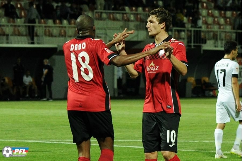 qebele-neftchi-onune-itkilerle-chixacaq