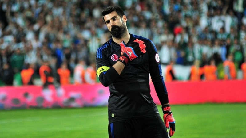 fenerbaxcha-volkan-demirelle-yollarini-ayirir