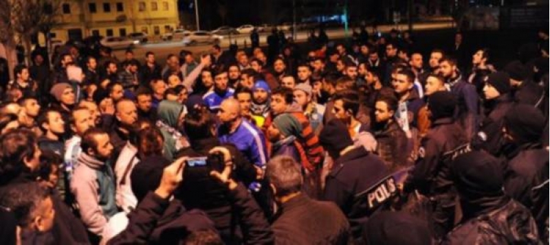 fanatlar-bursasporun-futbolchularina-hucum-edibler-