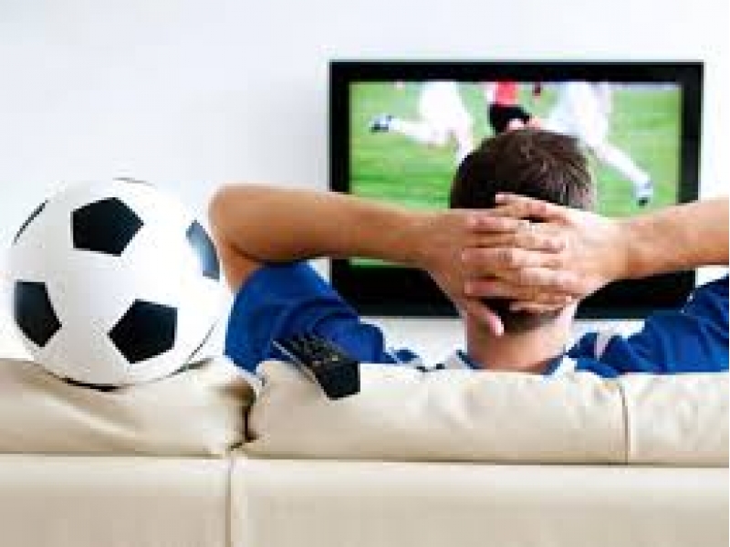 gunun-afishasi-futbolseverler-ekran-qarshisina-