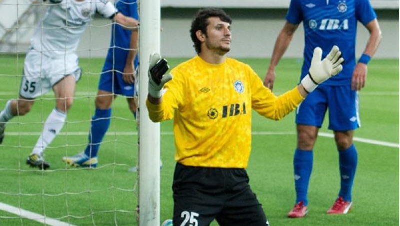 interin-3-futbolchusu-neftchiye-kechir