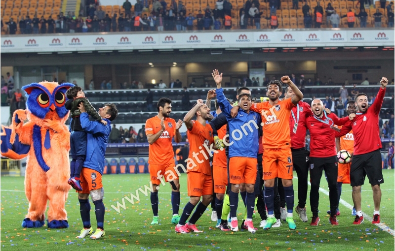 beshiktash-fanatlari-emre-belezogluna-tezyiq-gosteribler