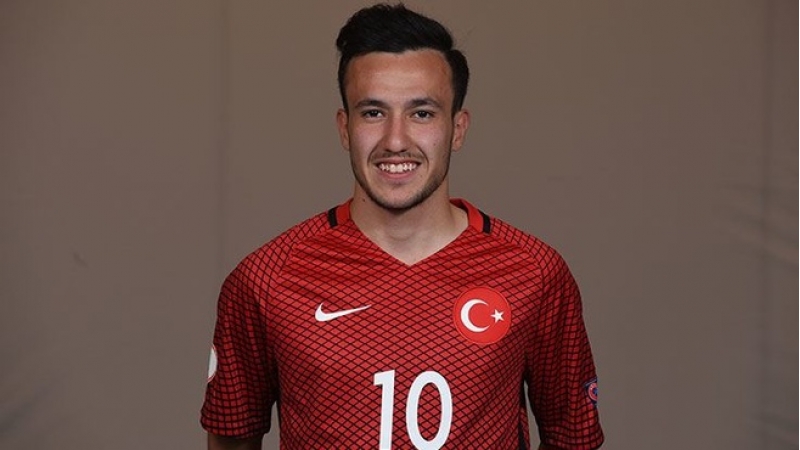 fenerbagcha-qalatasarayin-genc-ulduzunun-ovuna-chixib