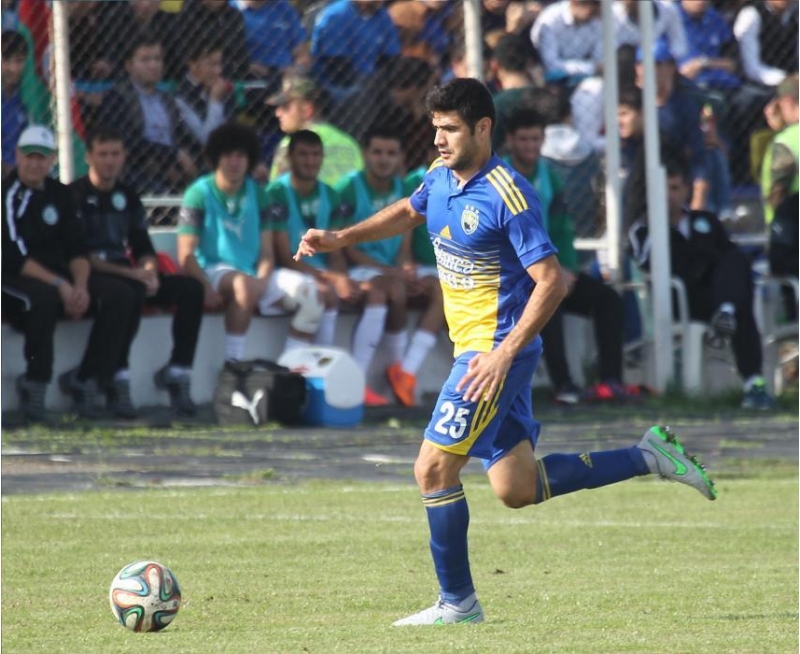 shehriyar-eliyev-arada-ushaqlarla-yigishib-futbol-oynayiriq