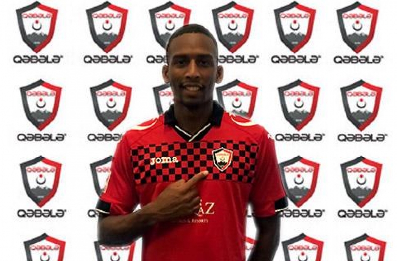 hollandiyali-futbolchu-qebelede