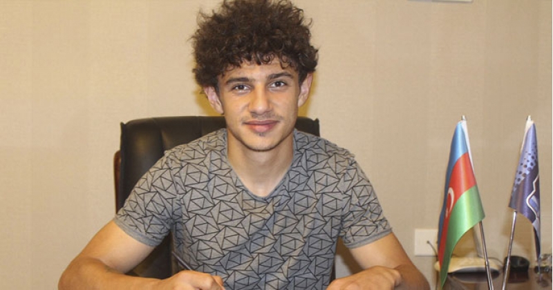 zire-daha-bir-futbolchunu-heyyetine-qatdi