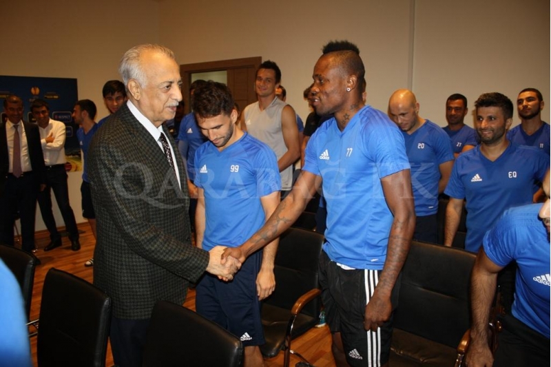 abdolbari-goozal-qarabag-futbolchulari-ile-gorushdu