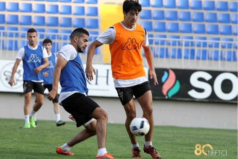 neftchinin-yeni-futbolchulari-meshqde