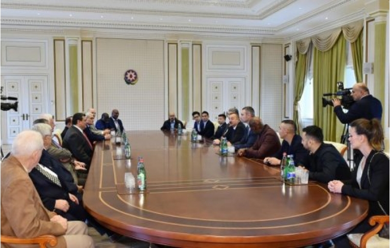 prezident-dunya-chempionlari-ile-gorushub