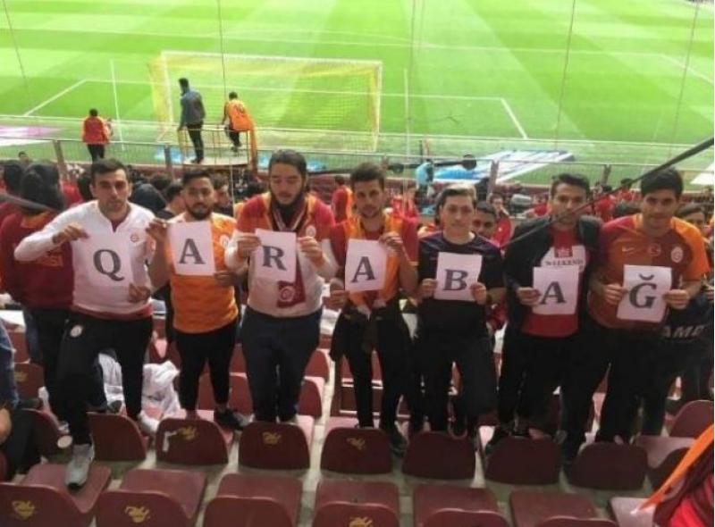 qalatasaray-fanatlari-da-qarabag-azarkeshlerine-destek-oldu