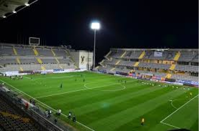 azerbaycanli-biznesmenin-stadionu-satisha-chixarilib