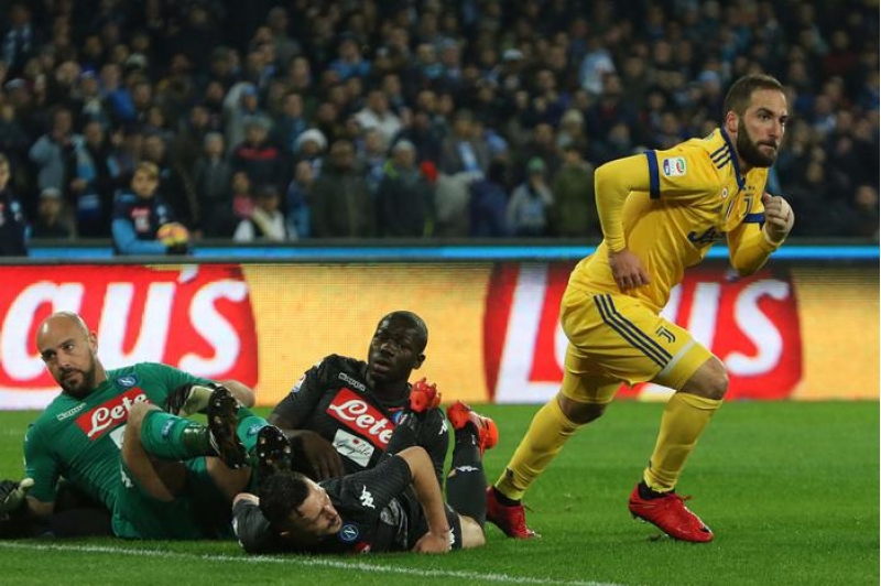 napoli-dogma-meydanda-yuventusa-uduzdu