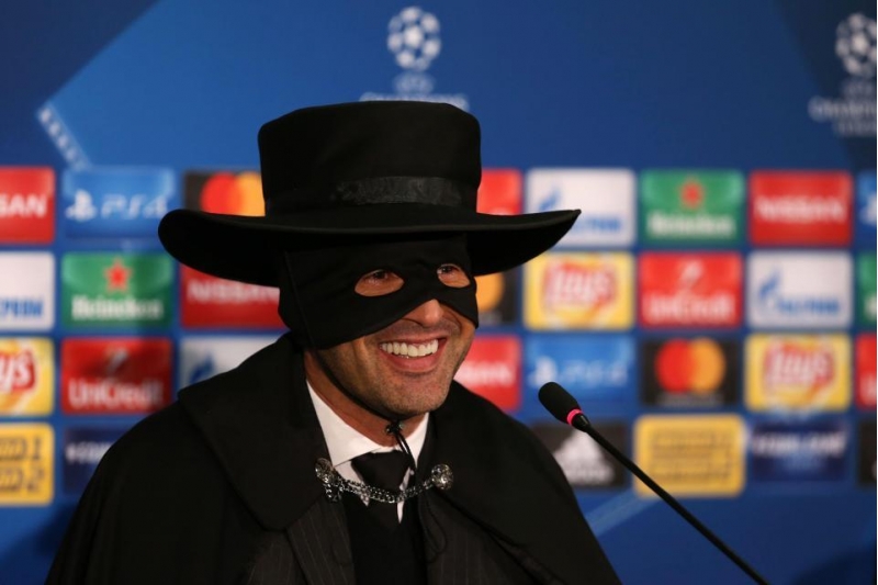 shaxtyorun-bash-meshqchisi-zorro-libasinda