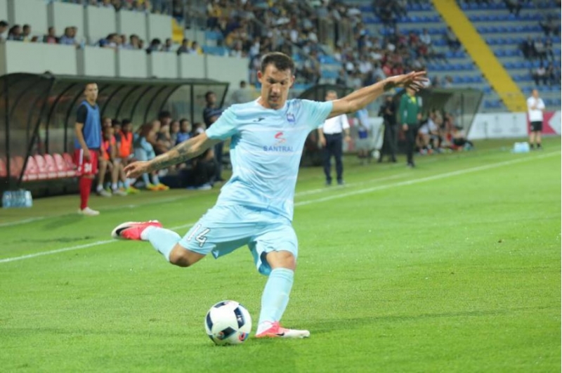 zire-ruminiyali-futbolchu-ile-yollari-ayirdi