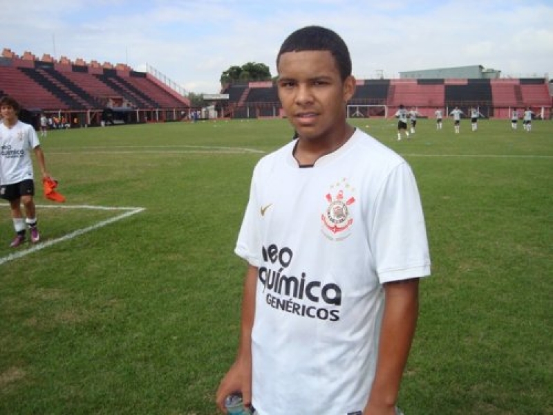 qebele-braziliyali-futbolchunu-sinayir