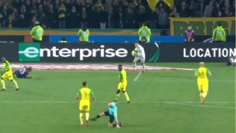 hakim-futbolchunu-tepikle-vurub-meydandan-qovdu