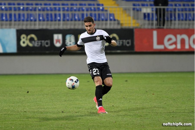 neftchi-daha-bir-futbolchuya-qapini-gosterdi