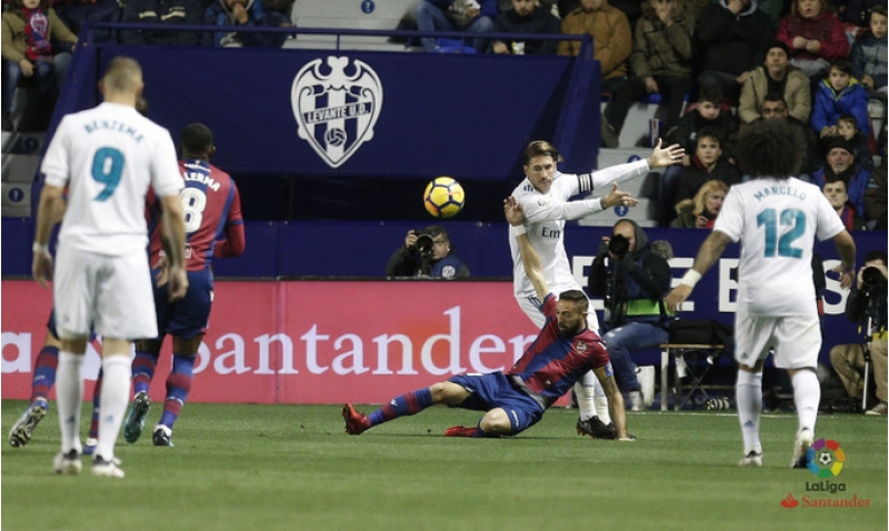 real-qelebeni-elden-verdi