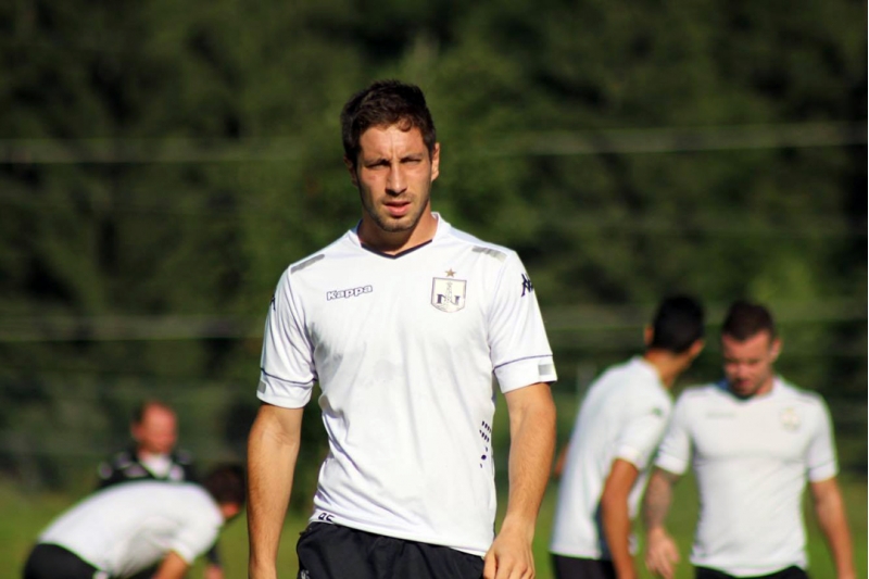 neftchi-futbolchusu-ile-yollari-resmen-ayirdi