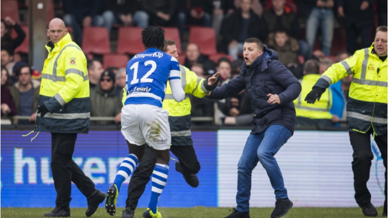 azarkeshle-futbolchulara-hucum-chekdi