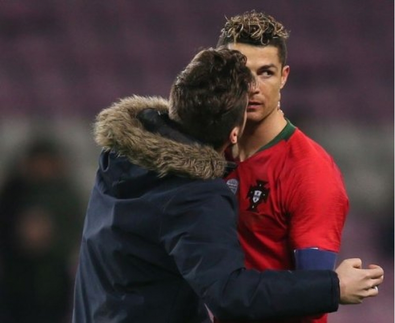 azarkesh-meydanda-ronaldonu-opdu