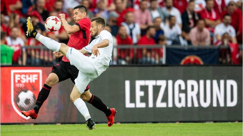 azerbaycan-millisinin-reqibinden-inamli-qelebe