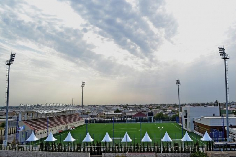 zirenin-stadionunun-ot-ortuyu-deyishdirilir