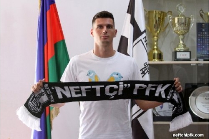 neftchi-daha-bir-futbolchu-ile-yollari-ayirdi