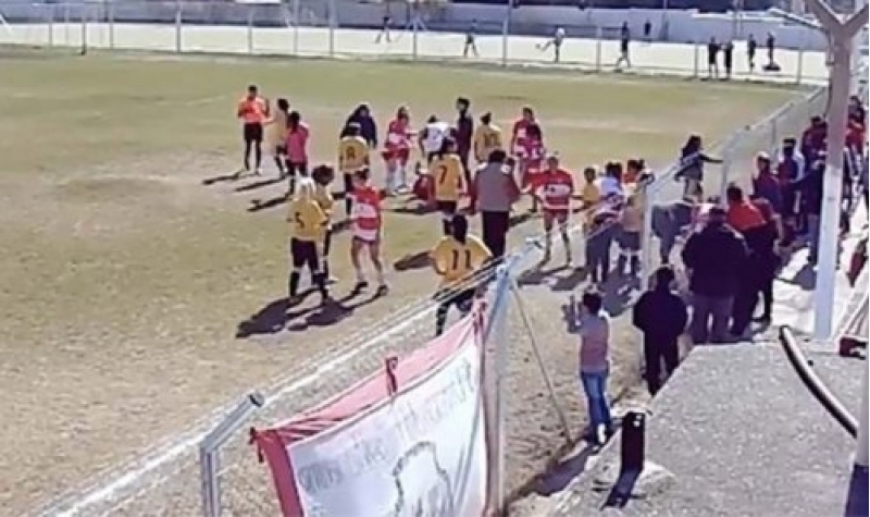 qadin-futbolchular-arasinda-dava-2