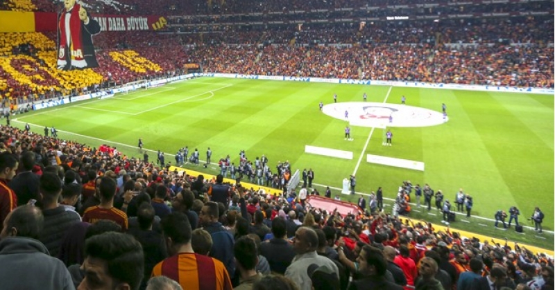 qalatasaray-fenerbagcha-oyununda-azarkesh-dunyasini-deyishib