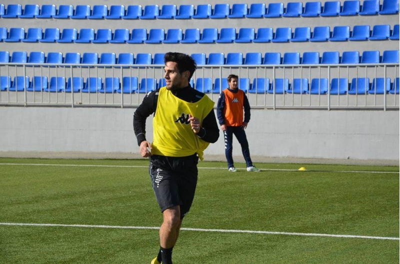 27-yashli-futbolchumuz-karyerasini-bitirdi